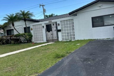 House in Miami, Florida 3 bedrooms, 162.02 sq.m. № 1999301
