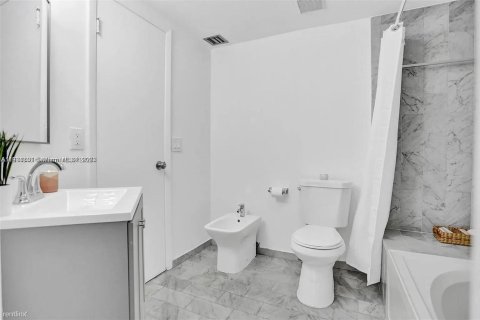 Touwnhouse à louer à Miami, Floride: 2 chambres, 107.02 m2 № 1969951 - photo 12