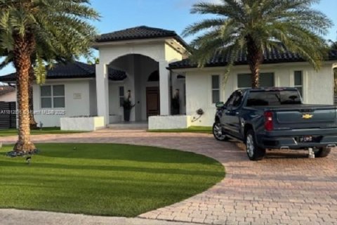 Casa en venta en Miami, Florida, 4 dormitorios, 311.5 m2 № 1759219 - foto 3