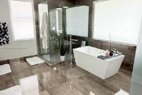 Casa en venta en Miami, Florida, 4 dormitorios, 311.5 m2 № 1759219 - foto 10
