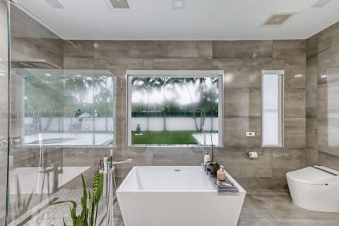 Casa en venta en Miami, Florida, 4 dormitorios, 311.5 m2 № 1759219 - foto 28