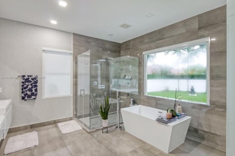Casa en venta en Miami, Florida, 4 dormitorios, 311.5 m2 № 1759219 - foto 27