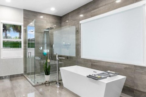Casa en venta en Miami, Florida, 4 dormitorios, 311.5 m2 № 1759219 - foto 13