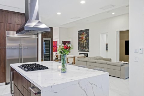 Casa en venta en Miami, Florida, 4 dormitorios, 311.5 m2 № 1759219 - foto 24
