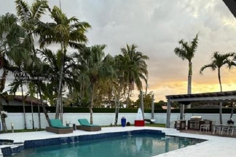 Casa en venta en Miami, Florida, 4 dormitorios, 311.5 m2 № 1759219 - foto 19