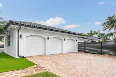 Casa en venta en Miami, Florida, 4 dormitorios, 311.5 m2 № 1759219 - foto 4
