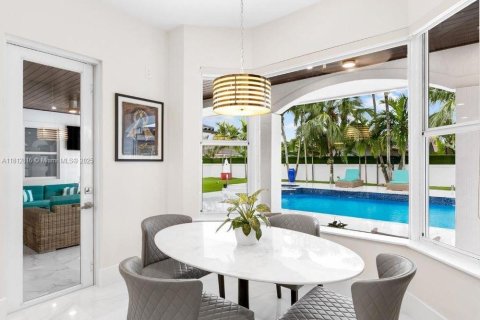 Casa en venta en Miami, Florida, 4 dormitorios, 311.5 m2 № 1759219 - foto 16