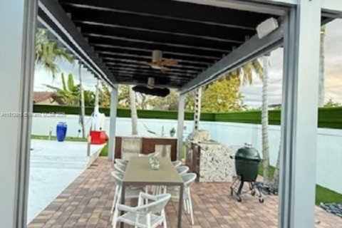 Casa en venta en Miami, Florida, 4 dormitorios, 311.5 m2 № 1759219 - foto 18