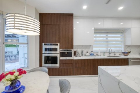 Casa en venta en Miami, Florida, 4 dormitorios, 311.5 m2 № 1759219 - foto 22