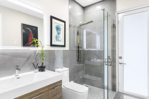 Casa en venta en Miami, Florida, 4 dormitorios, 311.5 m2 № 1759219 - foto 14