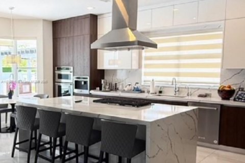 Casa en venta en Miami, Florida, 4 dormitorios, 311.5 m2 № 1759219 - foto 9