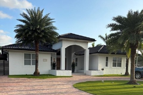 Casa en venta en Miami, Florida, 4 dormitorios, 311.5 m2 № 1759219 - foto 2