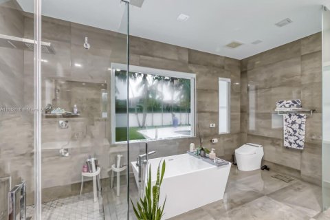 Casa en venta en Miami, Florida, 4 dormitorios, 311.5 m2 № 1759219 - foto 29