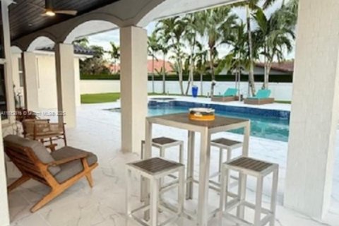 Casa en venta en Miami, Florida, 4 dormitorios, 311.5 m2 № 1759219 - foto 17