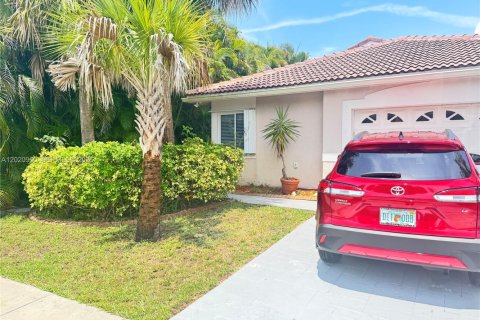 House in Pembroke Pines, Florida 4 bedrooms, 173.54 sq.m. № 2089388 - photo 2