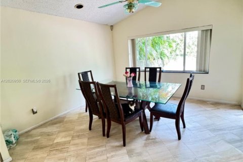 House in Pembroke Pines, Florida 4 bedrooms, 173.54 sq.m. № 2089388 - photo 5