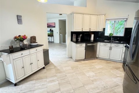 House in Pembroke Pines, Florida 4 bedrooms, 173.54 sq.m. № 2089388 - photo 6