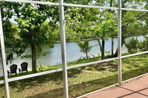 House in Pembroke Pines, Florida 4 bedrooms, 173.54 sq.m. № 2089388 - photo 13
