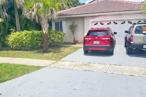House in Pembroke Pines, Florida 4 bedrooms, 173.54 sq.m. № 2089388