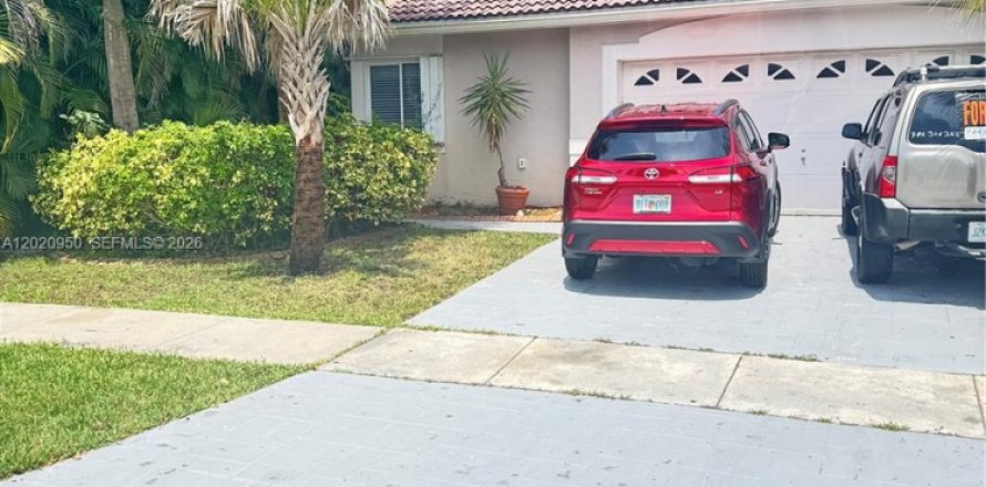 House in Pembroke Pines, Florida 4 bedrooms, 173.54 sq.m. № 2089388