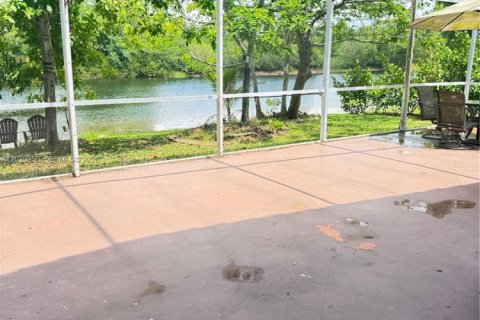 House in Pembroke Pines, Florida 4 bedrooms, 173.54 sq.m. № 2089388 - photo 12