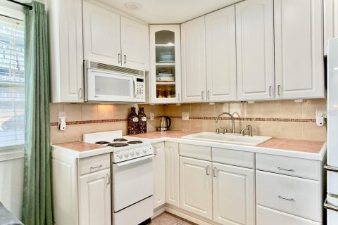 Condo in Saint Pete Beach, Florida, 1 bedroom  № 1901910 - photo 5