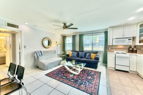 Condo in Saint Pete Beach, Florida, 1 bedroom  № 1901910 - photo 2