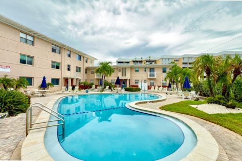 Condo in Saint Pete Beach, Florida, 1 bedroom  № 1901910 - photo 1