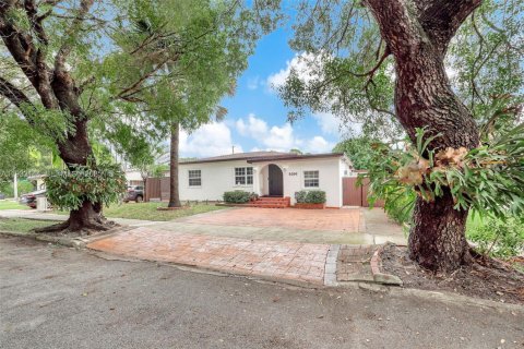 Casa en venta en South Miami, Florida, 3 dormitorios, 135.92 m2 № 1992725 - foto 1