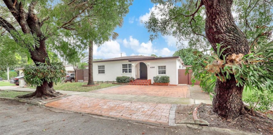 Casa en South Miami, Florida 3 dormitorios, 135.92 m2 № 1992725