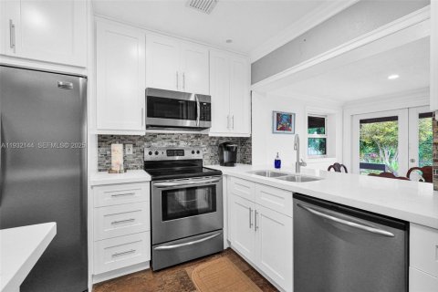 Casa en venta en South Miami, Florida, 3 dormitorios, 135.92 m2 № 1992725 - foto 13