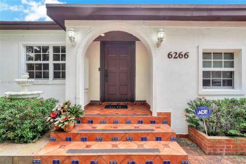 Casa en venta en South Miami, Florida, 3 dormitorios, 135.92 m2 № 1992725 - foto 2