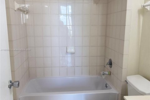 Copropriété à vendre à Hialeah, Floride: 2 chambres, 78.04 m2 № 1977810 - photo 9