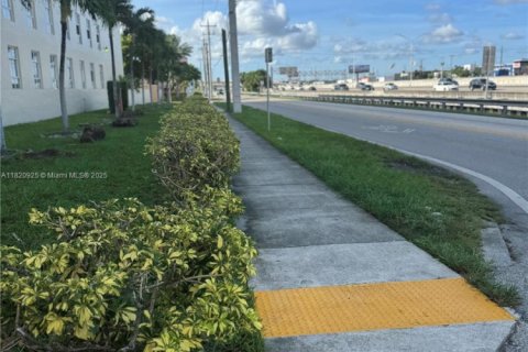 Copropriété à vendre à Hialeah, Floride: 2 chambres, 78.04 m2 № 1977810 - photo 12