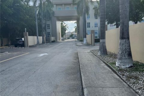 Copropriété à vendre à Hialeah, Floride: 2 chambres, 78.04 m2 № 1977810 - photo 18