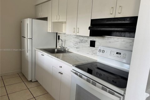 Copropriété à vendre à Hialeah, Floride: 2 chambres, 78.04 m2 № 1977810 - photo 1