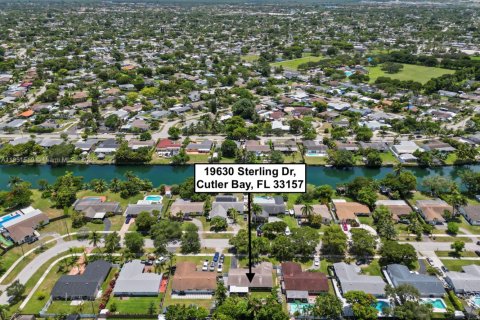 House in Cutler Bay, Florida 3 bedrooms, 164.07 sq.m. № 1858588 - photo 1