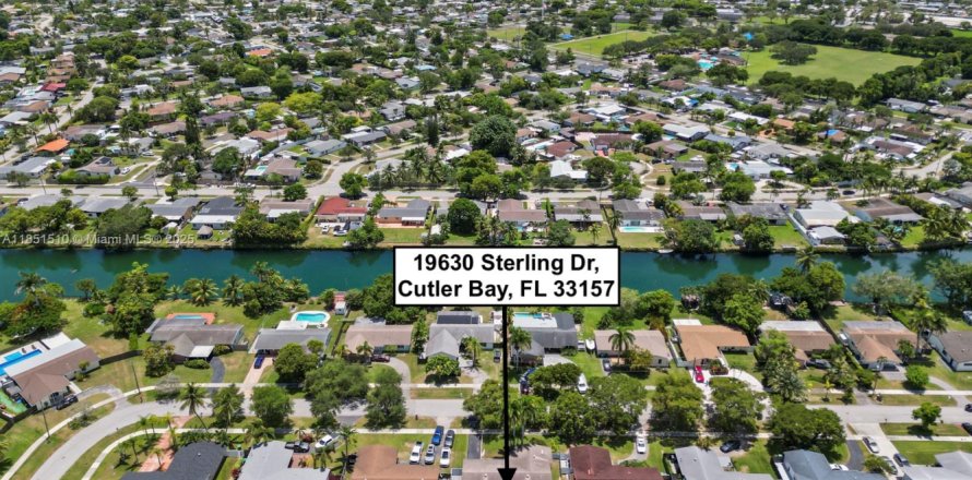 House in Cutler Bay, Florida 3 bedrooms, 164.07 sq.m. № 1858588