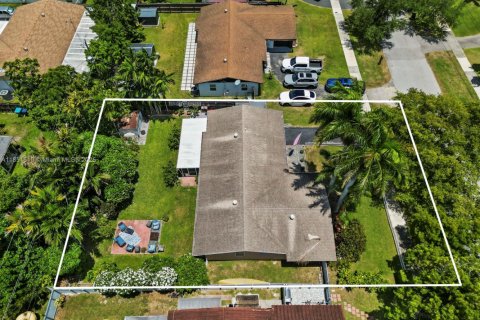 House in Cutler Bay, Florida 3 bedrooms, 164.07 sq.m. № 1858588 - photo 30