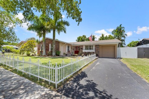 House in Cutler Bay, Florida 3 bedrooms, 164.07 sq.m. № 1858588 - photo 2