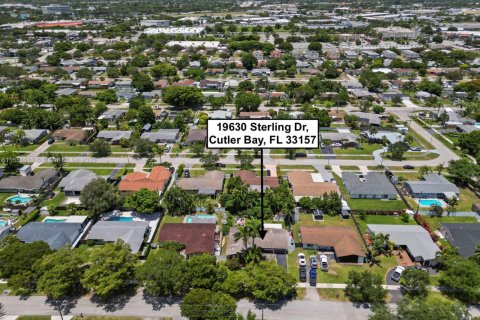 House in Cutler Bay, Florida 3 bedrooms, 164.07 sq.m. № 1858588 - photo 27