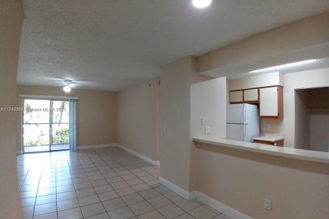 Condo in Pompano Beach, Florida, 1 bedroom  № 1700053 - photo 5