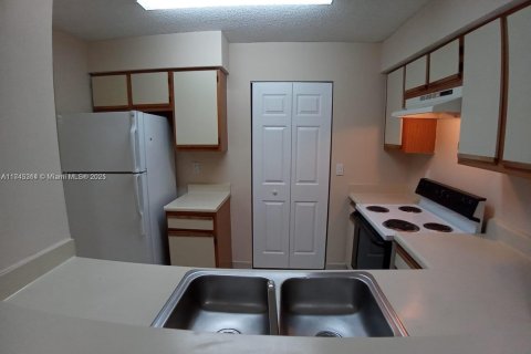 Condo in Pompano Beach, Florida, 1 bedroom  № 1700053 - photo 6