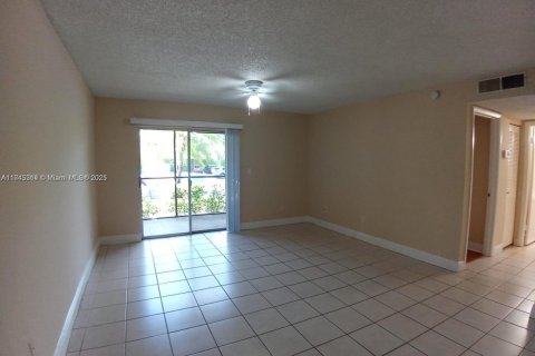 Condo in Pompano Beach, Florida, 1 bedroom  № 1700053 - photo 2
