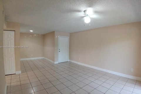Condo in Pompano Beach, Florida, 1 bedroom  № 1700053 - photo 4