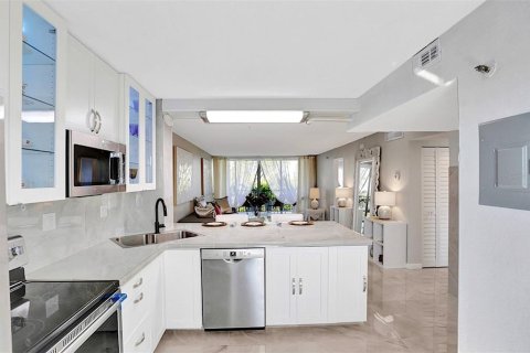 Condominio en venta en Lauderhill, Florida, 2 dormitorios, 117.06 m2 № 2199287 - foto 15