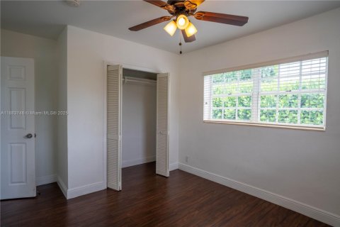 House in Miami, Florida 4 bedrooms, 158.21 sq.m. № 1930422 - photo 27