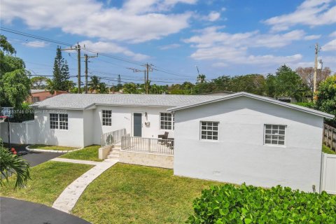 House in Miami, Florida 4 bedrooms, 158.21 sq.m. № 1930422 - photo 4