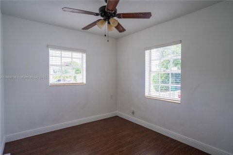 House in Miami, Florida 4 bedrooms, 158.21 sq.m. № 1930422 - photo 24