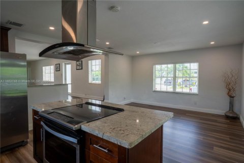 House in Miami, Florida 4 bedrooms, 158.21 sq.m. № 1930422 - photo 14